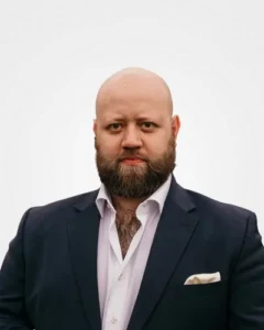 Official portrait of Tenor Ewandro Stenzowski, opera singer managed by Trucco Management