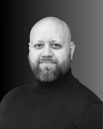 Black and white portrait of Tenor Ewandro Stenzowski, opera singer managed by Trucco Management