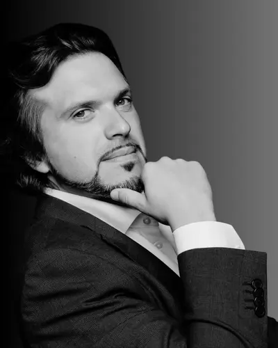 Christian Federici – Baritone | Black and White Portrait Black and white portrait of Baritone Christian Federici, opera singer managed by Trucco Management