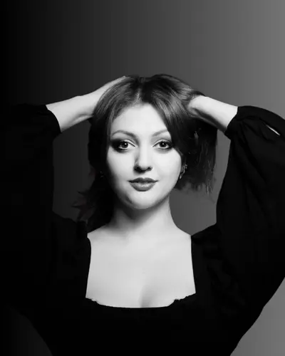 Black and white portrait of Mezzosoprano Chiara Tirotta, opera singer managed by Trucco