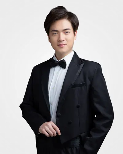 Official portrait of Tenor Tianxuefei Sun managed by Trucco Management agency